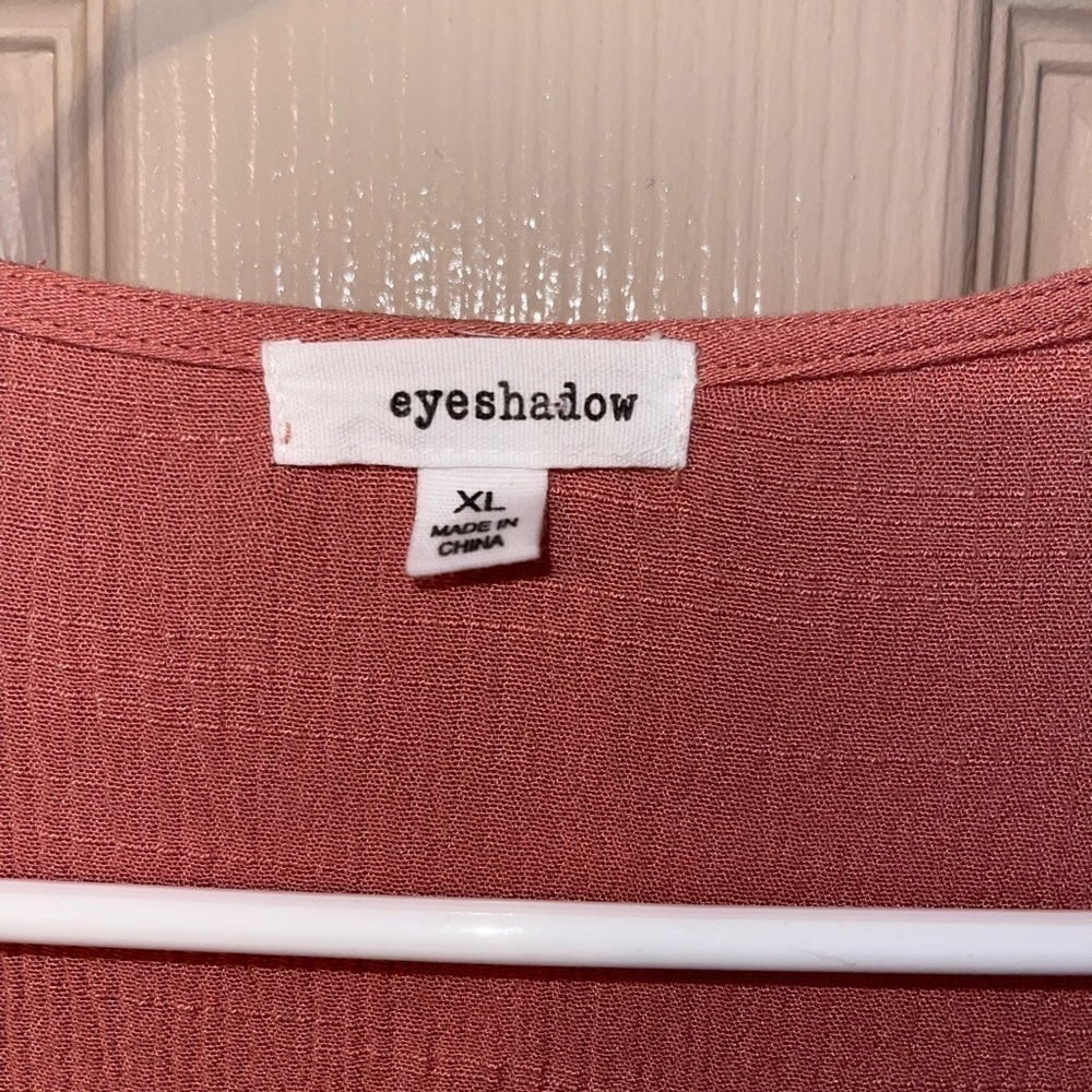 Eyeshadow High-Low Cropped Top - Picture 2 of 5
